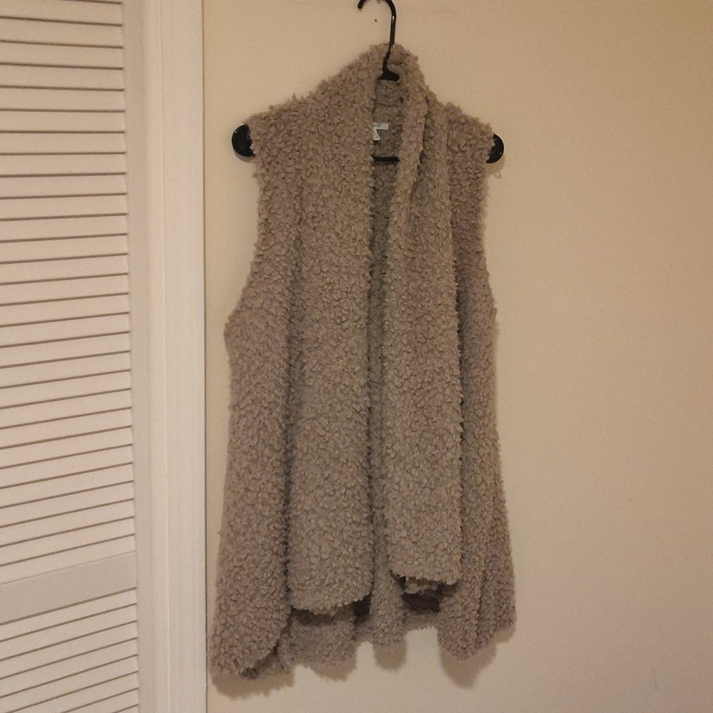 Maurices L/XL soft Sherpa oatmeal color vest